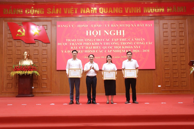 Đảng uỷ-HĐND-UBND-Uỷ ban MTTQ Việt Nam xã Bất Bạt đã tổ chức lễ chào cờ đầu tuần.- Ảnh 5.