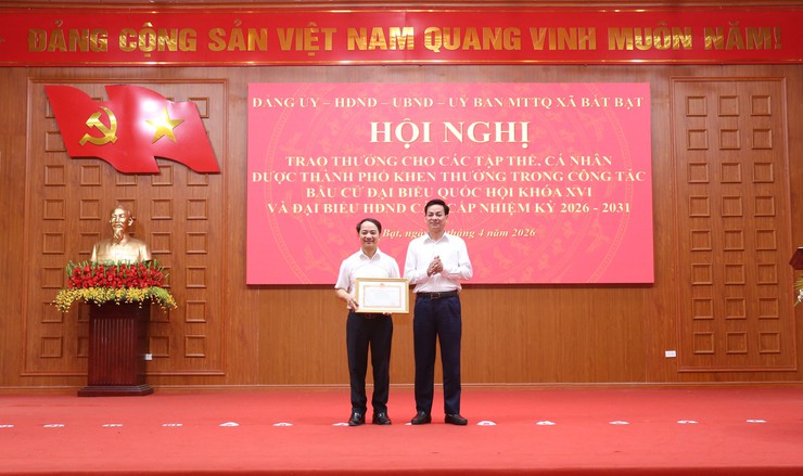 Đảng uỷ-HĐND-UBND-Uỷ ban MTTQ Việt Nam xã Bất Bạt đã tổ chức lễ chào cờ đầu tuần.- Ảnh 4.