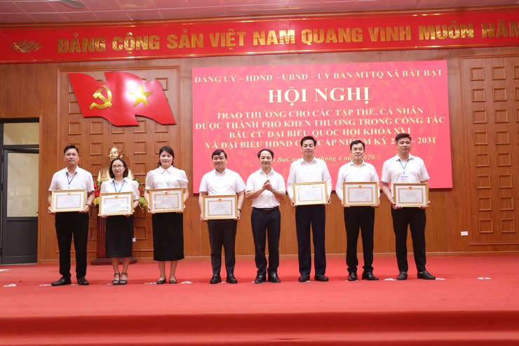 Đảng uỷ-HĐND-UBND-Uỷ ban MTTQ Việt Nam xã Bất Bạt đã tổ chức lễ chào cờ đầu tuần.- Ảnh 6.