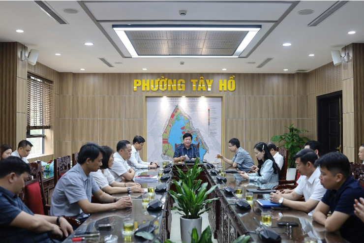 UBND phường Tây Hồ công bố và trao các quyết định về công tác cán bộ- Ảnh 1.