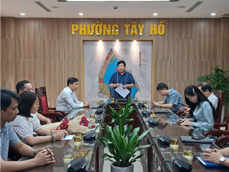 UBND phường Tây Hồ công bố và trao các quyết định về công tác cán bộ- Ảnh 2.