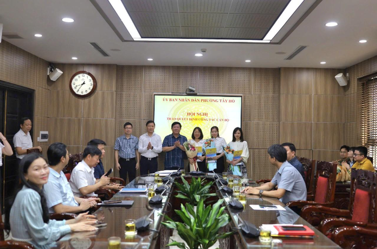 UBND phường Tây Hồ công bố và trao các quyết định về công tác cán bộ- Ảnh 3.