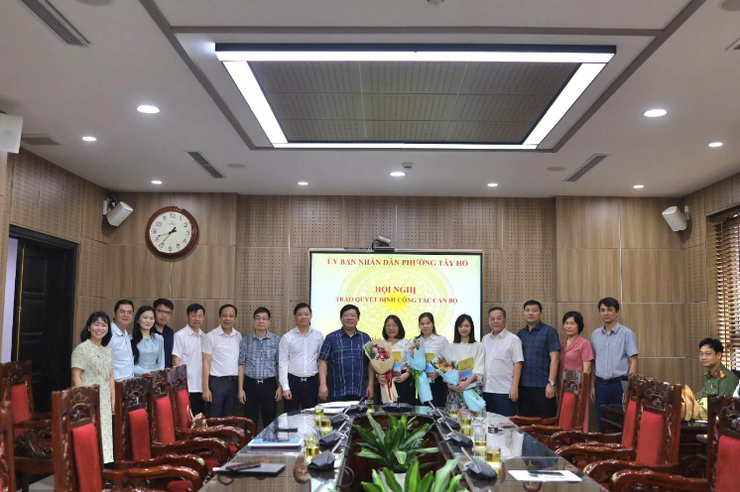 UBND phường Tây Hồ công bố và trao các quyết định về công tác cán bộ- Ảnh 4.