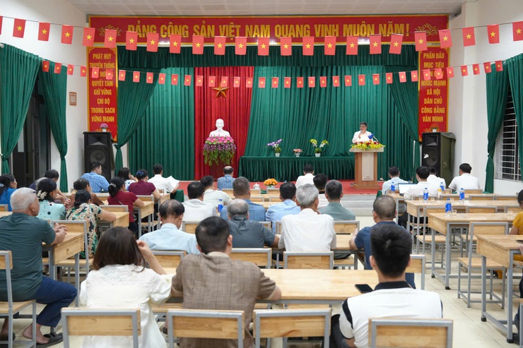 Các đồng chí Thường trực Đảng ủy xã dự sinh hoạt chi bộ thường kỳ tháng 4- Ảnh 1.