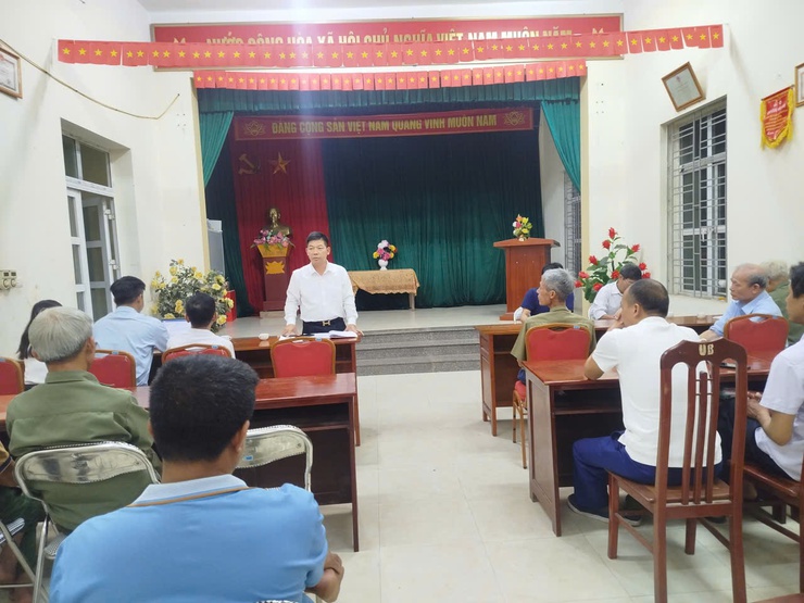 Các đồng chí Thường trực Đảng ủy xã dự sinh hoạt chi bộ thường kỳ tháng 4- Ảnh 4.