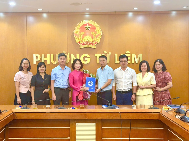 UBND phường Từ Liêm tổ chức hội nghị công bố quyết định về công tác cán bộ tại trường Tiểu học Phú Đô- Ảnh 4.