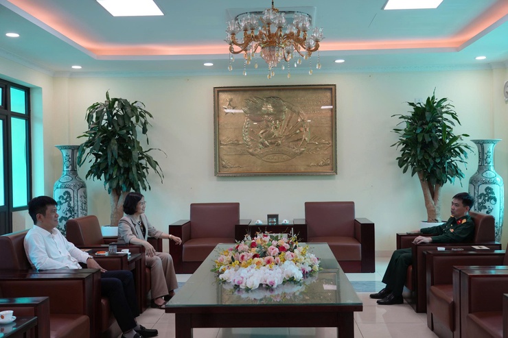 Lãnh đạo xã Liên Minh thăm, động viên chiến sĩ mới đang đóng quân tại Trung đoàn 102, Sư đoàn 308- Ảnh 1.