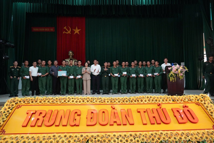 Lãnh đạo xã Liên Minh thăm, động viên chiến sĩ mới đang đóng quân tại Trung đoàn 102, Sư đoàn 308- Ảnh 2.