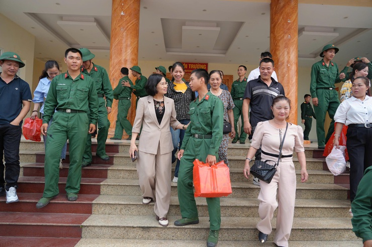 Lãnh đạo xã Liên Minh thăm, động viên chiến sĩ mới đang đóng quân tại Trung đoàn 102, Sư đoàn 308- Ảnh 3.