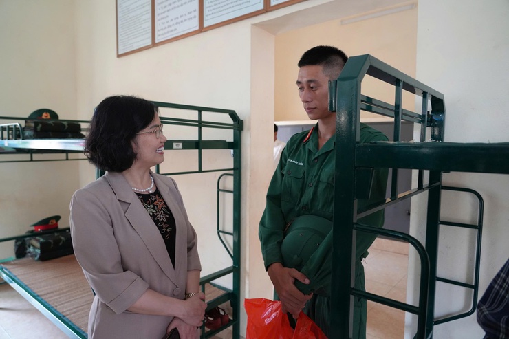 Lãnh đạo xã Liên Minh thăm, động viên chiến sĩ mới đang đóng quân tại Trung đoàn 102, Sư đoàn 308- Ảnh 4.