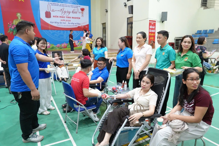 "Giọt hồng lan tỏa – Sự sống nở hoa": Thanh Oai tiếp nhận 276 đơn vị máu an toàn- Ảnh 1.