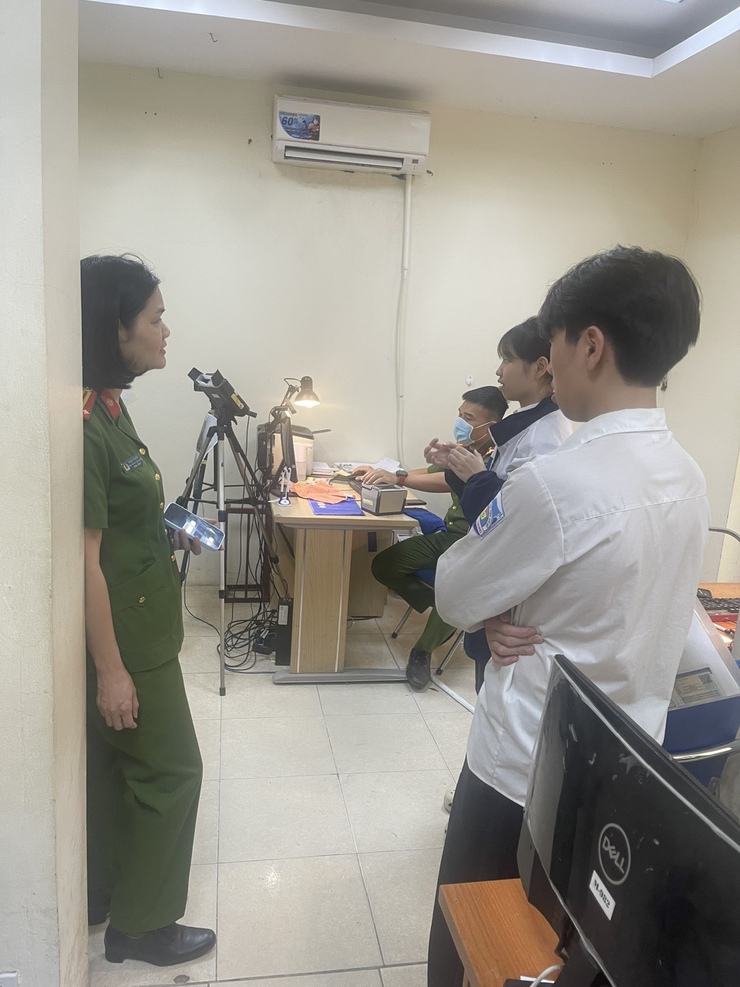 Công an xã Thanh Oai cấp căn cước công dân, định danh điện tử xuyên ngày đêm phục vụ tuyển sinh lớp 10- Ảnh 1.