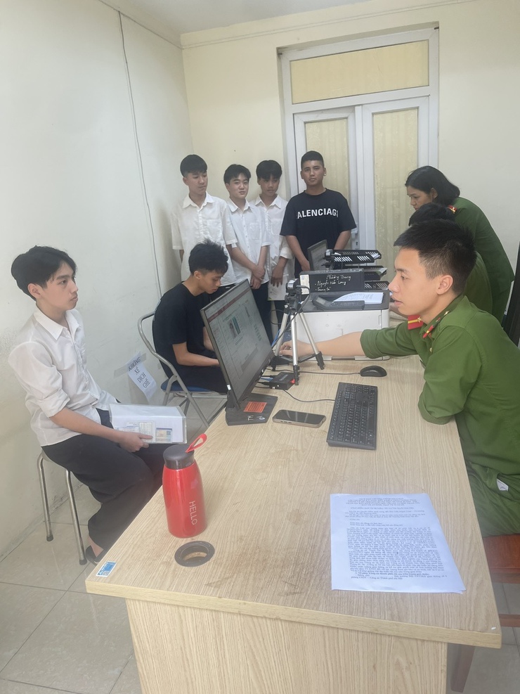 Công an xã Thanh Oai cấp căn cước công dân, định danh điện tử xuyên ngày đêm phục vụ tuyển sinh lớp 10- Ảnh 2.