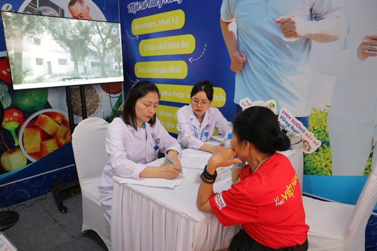 Phường Hai Bà Trưng phối hợp với Hội thầy thuốc trẻ Việt Nam và các Bệnh viện Trung ương tổ chức khám sức khoẻ cho Nhân dân và hưởng ứng Ngày Sức khoẻ toàn dân năm 2026- Ảnh 4.