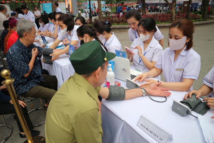 Phường Hai Bà Trưng phối hợp với Hội thầy thuốc trẻ Việt Nam và các Bệnh viện Trung ương tổ chức khám sức khoẻ cho Nhân dân và hưởng ứng Ngày Sức khoẻ toàn dân năm 2026- Ảnh 5.