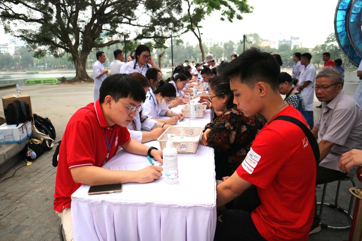 Phường Hai Bà Trưng phối hợp với Hội thầy thuốc trẻ Việt Nam và các Bệnh viện Trung ương tổ chức khám sức khoẻ cho Nhân dân và hưởng ứng Ngày Sức khoẻ toàn dân năm 2026- Ảnh 6.