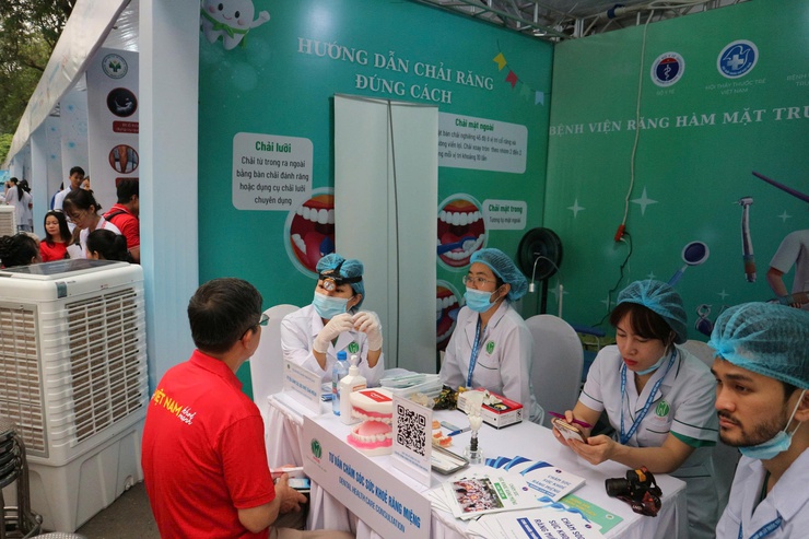 Phường Hai Bà Trưng phối hợp với Hội thầy thuốc trẻ Việt Nam và các Bệnh viện Trung ương tổ chức khám sức khoẻ cho Nhân dân và hưởng ứng Ngày Sức khoẻ toàn dân năm 2026- Ảnh 7.