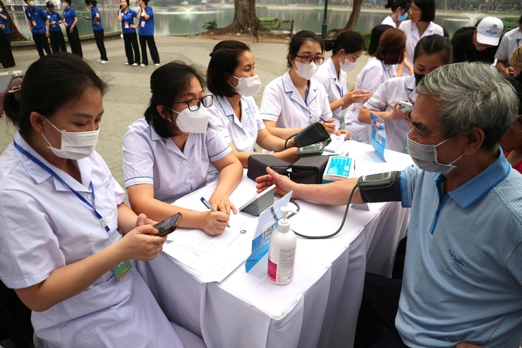 Phường Hai Bà Trưng phối hợp với Hội thầy thuốc trẻ Việt Nam và các Bệnh viện Trung ương tổ chức khám sức khoẻ cho Nhân dân và hưởng ứng Ngày Sức khoẻ toàn dân năm 2026- Ảnh 3.