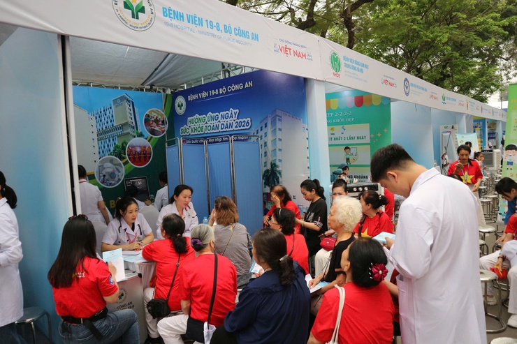 Phường Hai Bà Trưng phối hợp với Hội thầy thuốc trẻ Việt Nam và các Bệnh viện Trung ương tổ chức khám sức khoẻ cho Nhân dân và hưởng ứng Ngày Sức khoẻ toàn dân năm 2026- Ảnh 9.