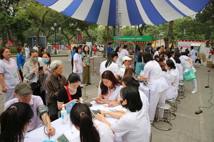 Phường Hai Bà Trưng phối hợp với Hội thầy thuốc trẻ Việt Nam và các Bệnh viện Trung ương tổ chức khám sức khoẻ cho Nhân dân và hưởng ứng Ngày Sức khoẻ toàn dân năm 2026- Ảnh 10.