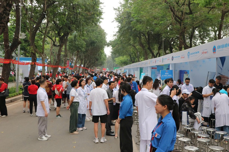 Phường Hai Bà Trưng phối hợp với Hội thầy thuốc trẻ Việt Nam và các Bệnh viện Trung ương tổ chức khám sức khoẻ cho Nhân dân và hưởng ứng Ngày Sức khoẻ toàn dân năm 2026- Ảnh 11.