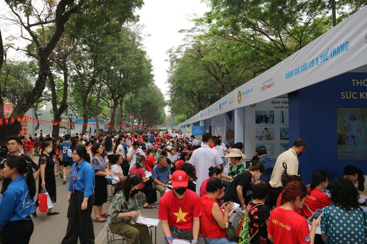 Phường Hai Bà Trưng phối hợp với Hội thầy thuốc trẻ Việt Nam và các Bệnh viện Trung ương tổ chức khám sức khoẻ cho Nhân dân và hưởng ứng Ngày Sức khoẻ toàn dân năm 2026- Ảnh 16.