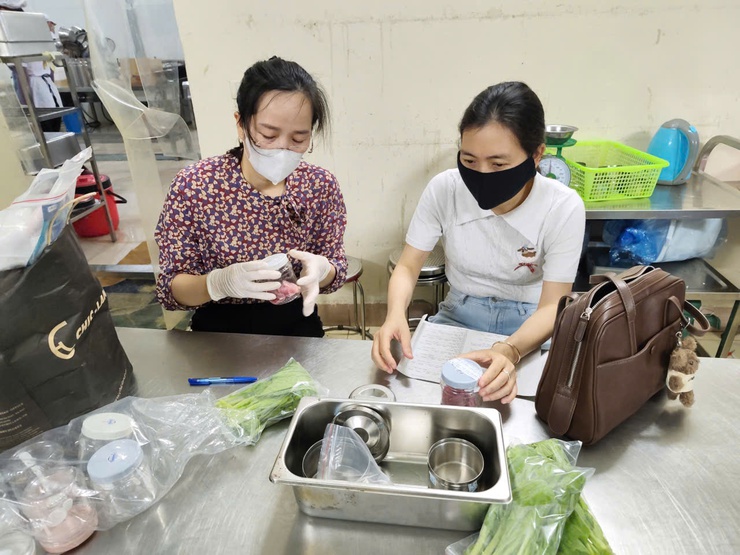 Xã Phú Xuyên: Tăng cường kiểm tra công tác đảm bảo an toàn thực phẩm tại các cơ sở cung cấp suất ăn bán trú cho các trường học.- Ảnh 4.