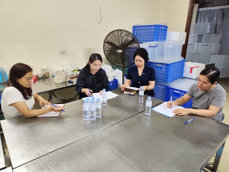 Xã Phú Xuyên: Tăng cường kiểm tra công tác đảm bảo an toàn thực phẩm tại các cơ sở cung cấp suất ăn bán trú cho các trường học.- Ảnh 1.