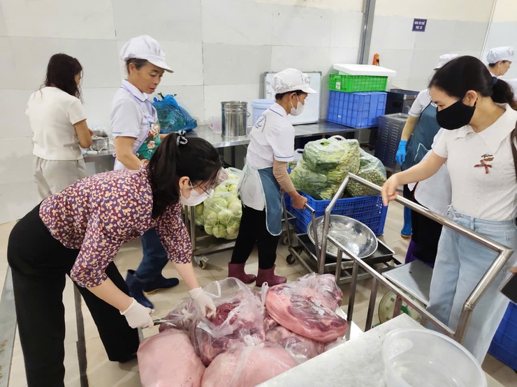 Xã Phú Xuyên: Tăng cường kiểm tra công tác đảm bảo an toàn thực phẩm tại các cơ sở cung cấp suất ăn bán trú cho các trường học.- Ảnh 5.