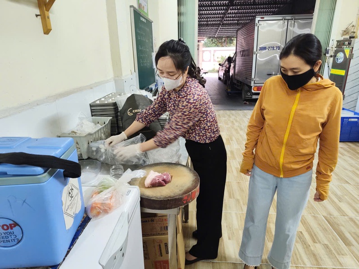 Xã Phú Xuyên: Tăng cường kiểm tra công tác đảm bảo an toàn thực phẩm tại các cơ sở cung cấp suất ăn bán trú cho các trường học.- Ảnh 8.