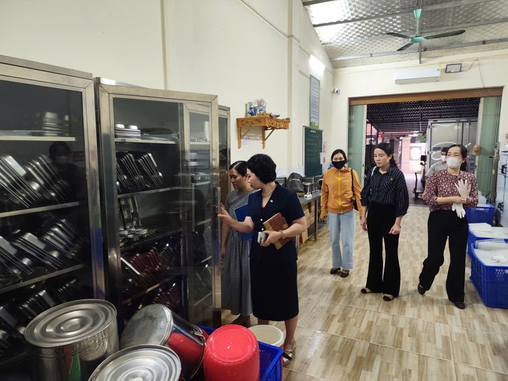 Xã Phú Xuyên: Tăng cường kiểm tra công tác đảm bảo an toàn thực phẩm tại các cơ sở cung cấp suất ăn bán trú cho các trường học.- Ảnh 2.