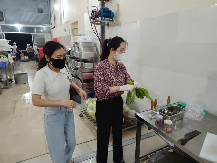 Xã Phú Xuyên: Tăng cường kiểm tra công tác đảm bảo an toàn thực phẩm tại các cơ sở cung cấp suất ăn bán trú cho các trường học.- Ảnh 9.