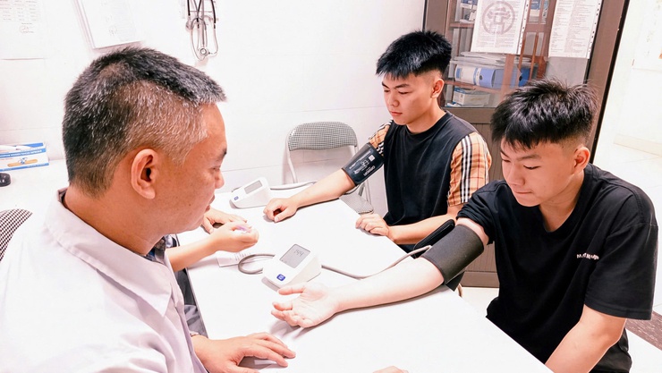 Hơn 300 thanh niên xã Tam Hưng hăng hái tham gia đăng ký nghĩa vụ quân sự năm 2026- Ảnh 4.