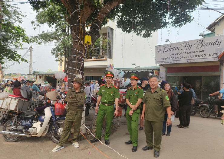 Công an xã Phú Nghĩa đảm bảo an ninh trật tự tại các lễ hội trên địa bàn- Ảnh 1.