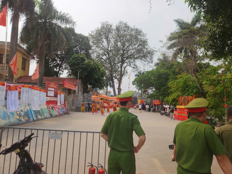 Công an xã Phú Nghĩa đảm bảo an ninh trật tự tại các lễ hội trên địa bàn- Ảnh 4.