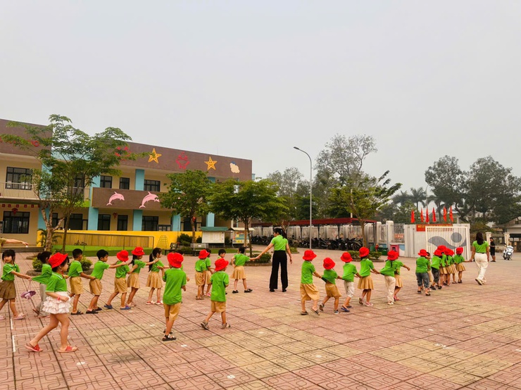  Trải nghiệm làm học sinh Tiểu Học của các bé mẫu giáo 5 tuổi trường mầm non Tân Ước - Ảnh 2.