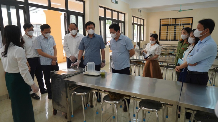Xã Tây Phương kiểm tra công tác tổ chức bữa ăn bán trú tại các trường học- Ảnh 1.