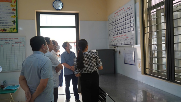 Xã Tây Phương kiểm tra công tác tổ chức bữa ăn bán trú tại các trường học- Ảnh 2.