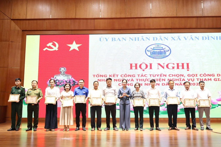 XÃ VÂN ĐÌNH TỔNG KẾT CÔNG TÁC TUYỂN CHỌN, GỌI CÔNG DÂN NHẬP NGŨ VÀ THỰC HIỆN NGHĨA VỤ THAM GIA CÔNG AN NHÂN DÂN NĂM 2026- Ảnh 4.