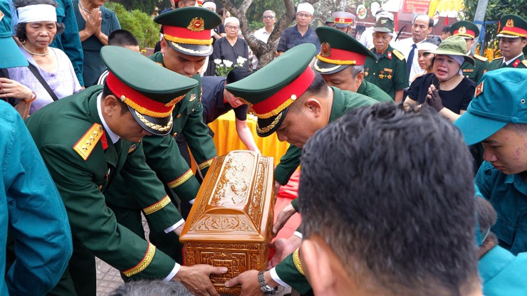 XÃ DÂN HÒA TRANG TRỌNG TỔ CHỨC LỄ TRUY ĐIỆU VÀ AN TÁNG HÀI CỐT LIỆT SĨ NGUYỄN ĐỨC YÊN- Ảnh 14.