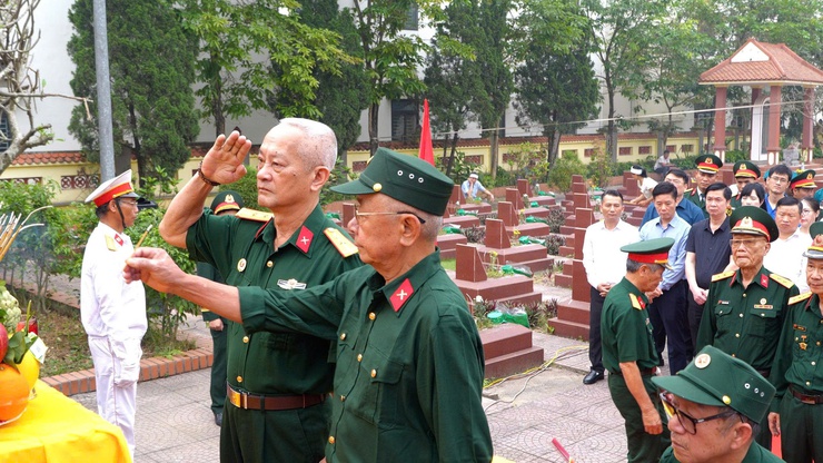 XÃ DÂN HÒA TRANG TRỌNG TỔ CHỨC LỄ TRUY ĐIỆU VÀ AN TÁNG HÀI CỐT LIỆT SĨ NGUYỄN ĐỨC YÊN- Ảnh 9.
