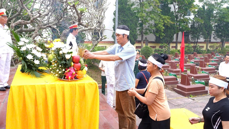 XÃ DÂN HÒA TRANG TRỌNG TỔ CHỨC LỄ TRUY ĐIỆU VÀ AN TÁNG HÀI CỐT LIỆT SĨ NGUYỄN ĐỨC YÊN- Ảnh 11.