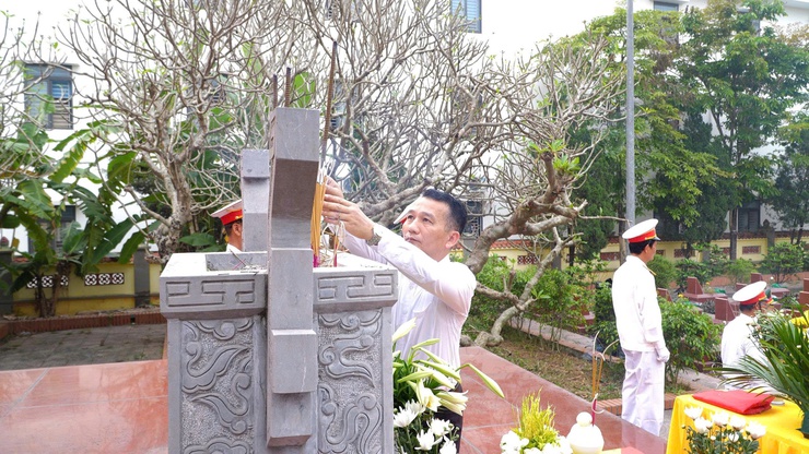 XÃ DÂN HÒA TRANG TRỌNG TỔ CHỨC LỄ TRUY ĐIỆU VÀ AN TÁNG HÀI CỐT LIỆT SĨ NGUYỄN ĐỨC YÊN- Ảnh 10.