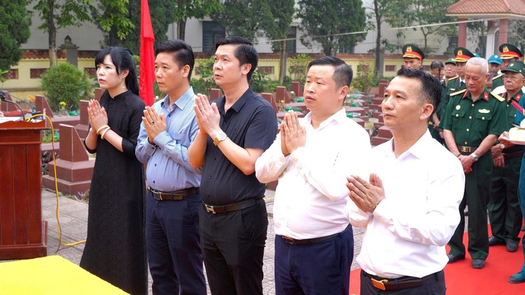 XÃ DÂN HÒA TRANG TRỌNG TỔ CHỨC LỄ TRUY ĐIỆU VÀ AN TÁNG HÀI CỐT LIỆT SĨ NGUYỄN ĐỨC YÊN- Ảnh 3.