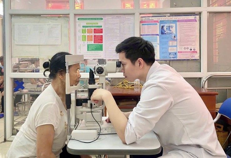 Hơn 230 người dân được khám mắt miễn phí tại xã Tây Phương- Ảnh 1.