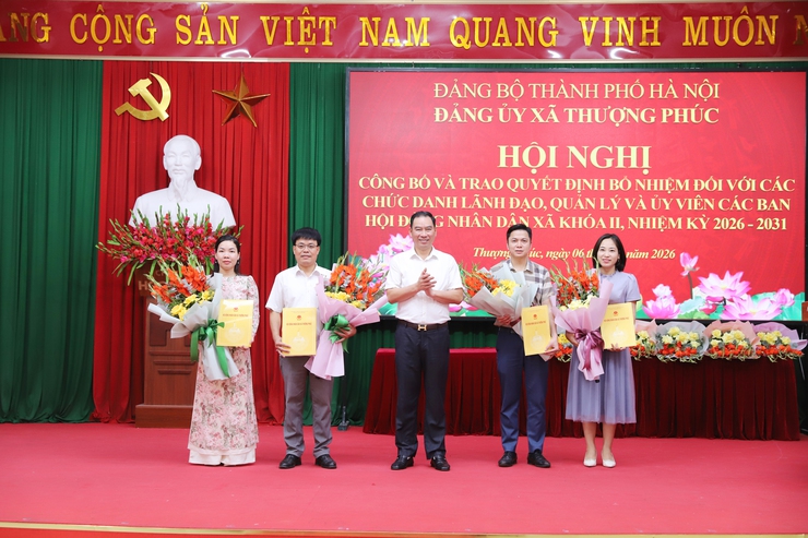 Đảng ủy xã Thượng Phúc công bố và trao Quyết định bổ nhiệm các chức danh lãnh đạo, quản lý và Ủy viên các Ban của Hội đồng nhân dân xã khóa II- Ảnh 2.