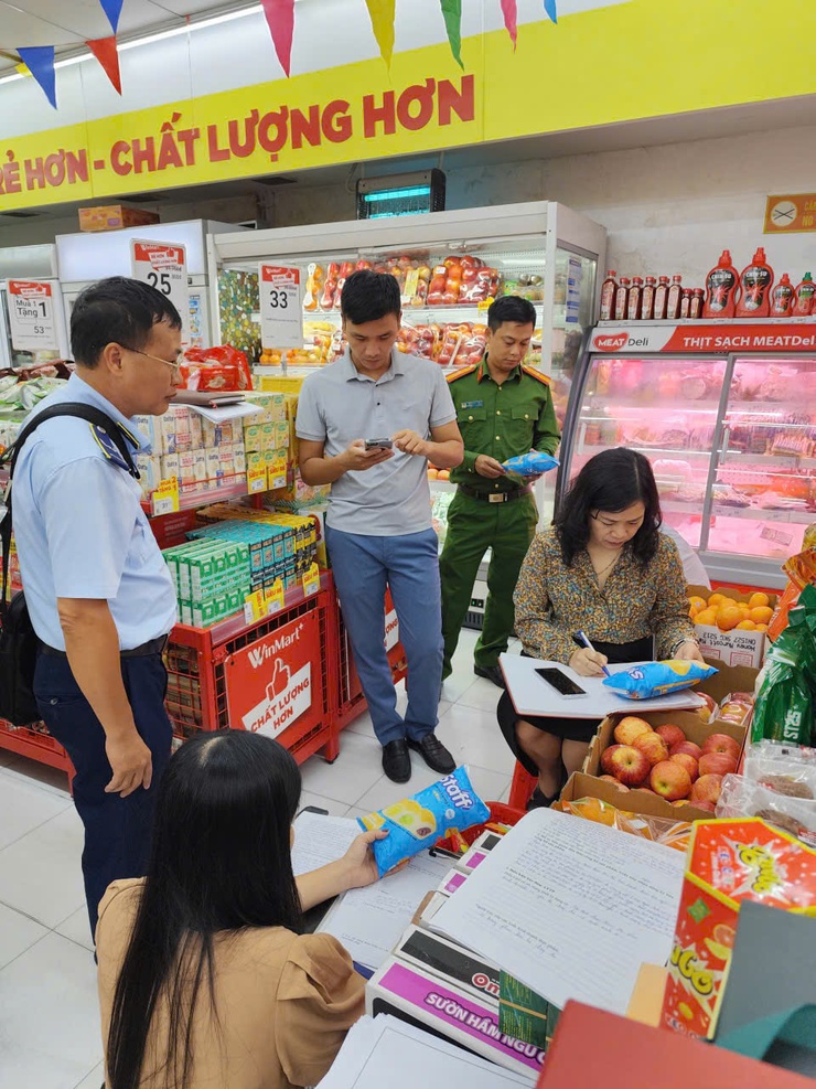 Xã Hồng Vân kiểm soát chặt chẽ cơ sở kinh doanh ăn uống, thức ăn đường phố- Ảnh 1.