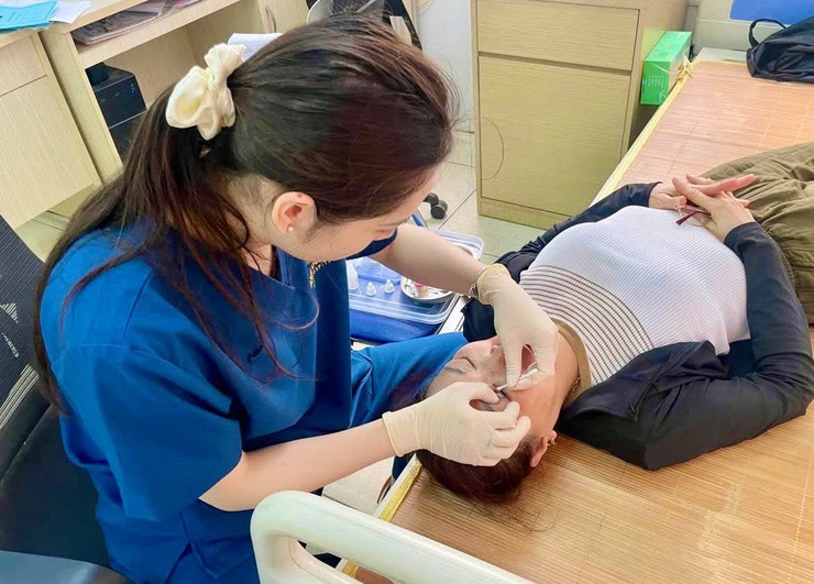 Hơn 230 người dân được khám mắt miễn phí tại xã Tây Phương- Ảnh 2.