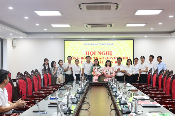 THẠCH THẤT: CÔNG BỐ VÀ TRAO QUYẾT ĐỊNH VỀ CÔNG TÁC CÁN BỘ- Ảnh 2.