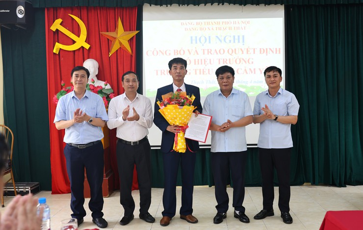 THẠCH THẤT: CÔNG BỐ VÀ TRAO QUYẾT ĐỊNH VỀ CÔNG TÁC CÁN BỘ- Ảnh 3.